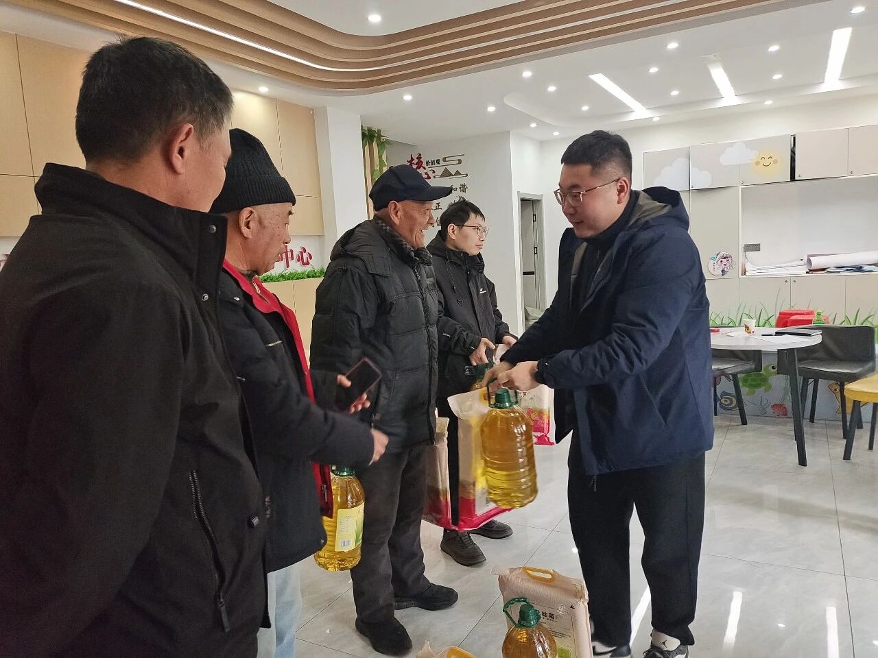 新春送暖顯真情 履職為民映初心——黃石港區(qū)人大代表張自如參加延安嶺社區(qū)新春慰問(wèn)活動(dòng)